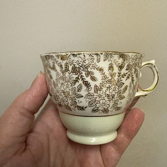 Elegant Colclough China Tea Set for 4 (8 pieces) - Picture 5 of 14